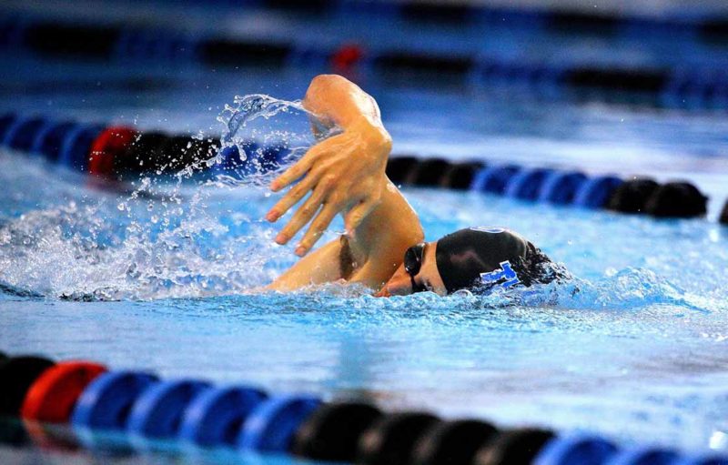 Photo représentant un nageur qui nage dans une piscine